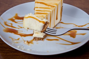 bir tabakta drizzled karamelli cheesecake