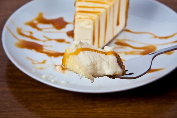 Karamelové pokapaná tvarohový koláč na talíři — Stock fotografie