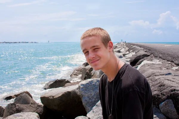Genç adam dalgakıran üzerinde — Stok fotoğraf