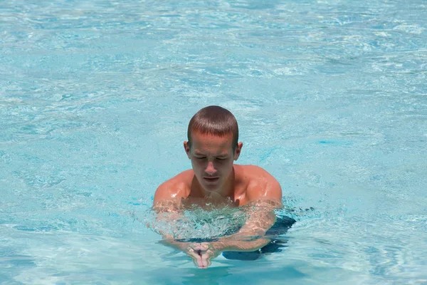 Молодой человек в бассейне — стоковое фото