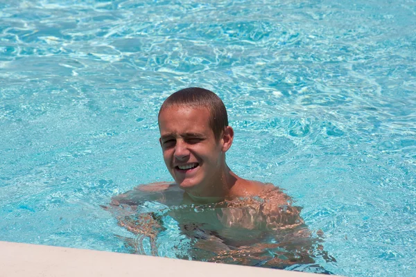 Junger Mann im Schwimmbad — Stockfoto