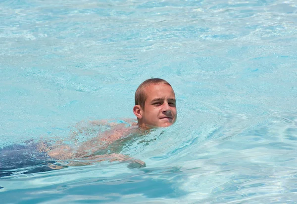 Jongeman in het zwembad — Stockfoto