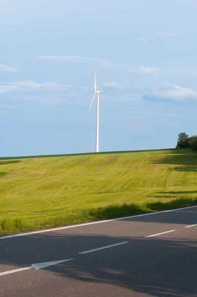 Turbina eolica che produce energia pulita — Foto Stock