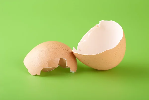 Eierschale auf grünem Hintergrund — Stockfoto