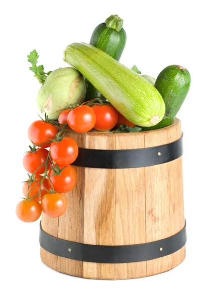 Holzfass mit Gemüse isoliert — Stockfoto