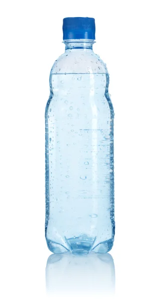 Plastikflasche mit Wasser isoliert — Stockfoto