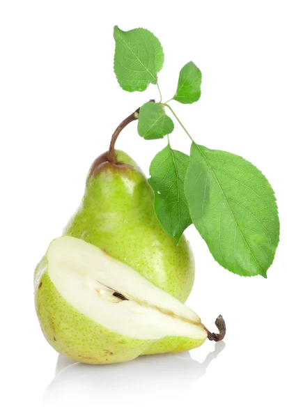 Groene peren met groene bladeren — Stockfoto