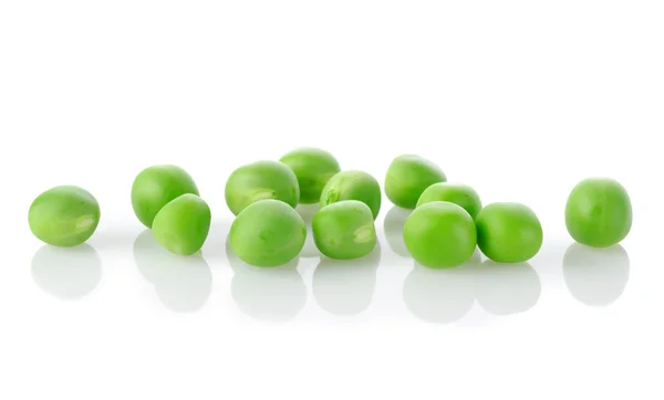 孤立的原料绿豌豆 — 图库照片