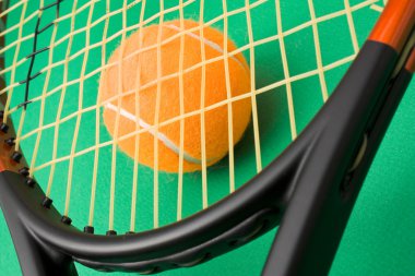 Tenis raket ve top
