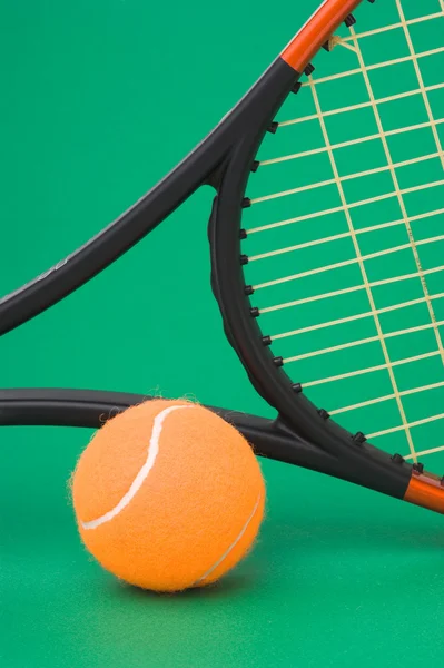 Тенісна ракетка і м'яч — стокове фото