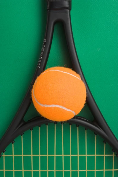 Tennisracket en een bal — Stockfoto
