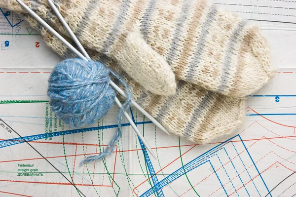 編むことのためのスレッドを持つボール — ストック写真