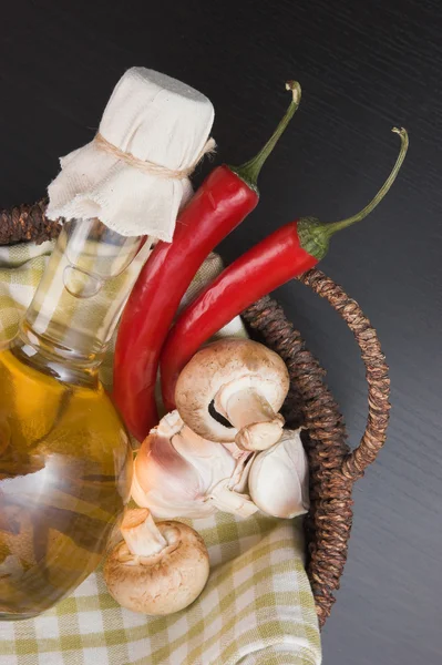 Бутылка подсолнечного масла и овощей — стоковое фото