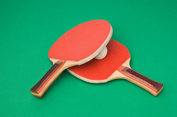 Raquete de tênis e uma bola — Fotografia de Stock