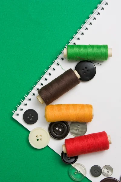 Rosca con aguja y botones — Foto de Stock