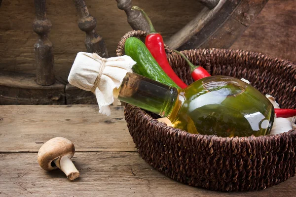 Üveg napraforgóolaj és zöldségek — Stock Fotó