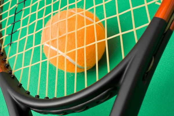 Tennisschläger und ein Ball — Stockfoto