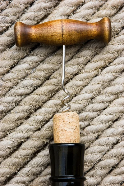 Corkscrew met een kurk en fles — Stockfoto