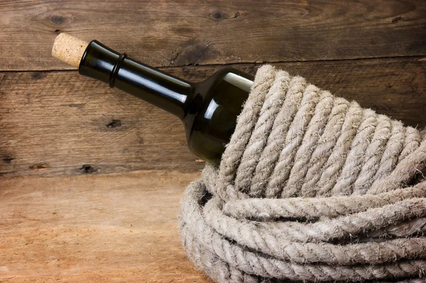 Bottiglia di vino avvolta con corda — Foto Stock