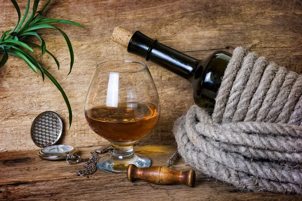 Botella de vino envuelta con cuerda —  Fotos de Stock