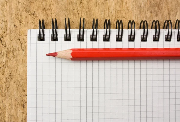 Notatnik i ołówek na tle desek — Zdjęcie stockowe