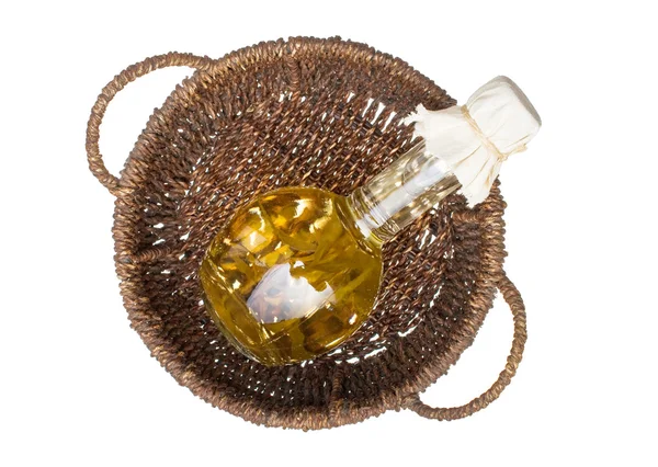 Garrafa de óleo vegetal em uma cesta — Fotografia de Stock