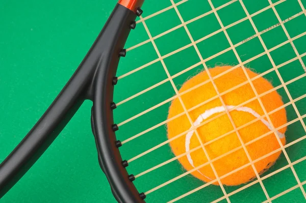Raqueta de tenis y una pelota —  Fotos de Stock