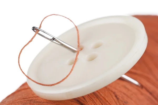 Knop met een naald op de spoel van draad — Stockfoto