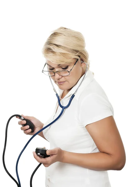 Lekarz mierzy ciśnienie krwi — Zdjęcie stockowe