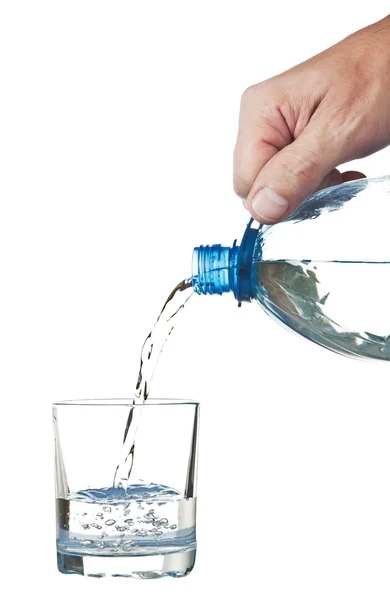 Lití vody z láhve do sklenice — Stock fotografie