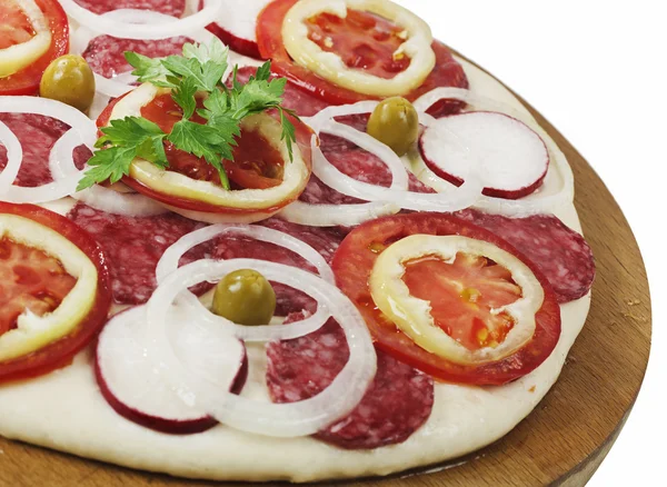 Proceso de hacer pizza con jamón y tomate — Foto de Stock