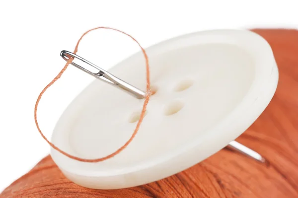 Knop met een naald op de spoel van draad — Stockfoto