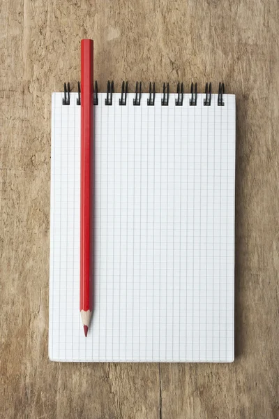 Notatnik i ołówek na tle desek — Zdjęcie stockowe