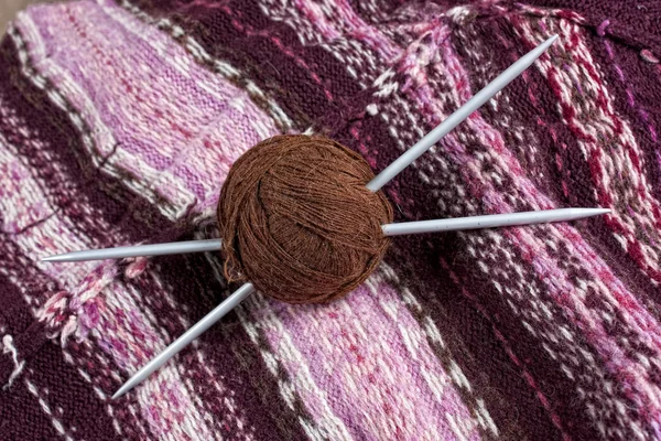 編むことのためのスレッドを持つボール — ストック写真