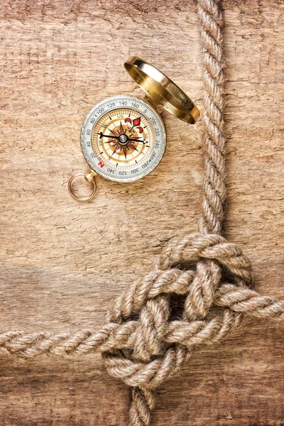 Kompass mit Seil — Stockfoto