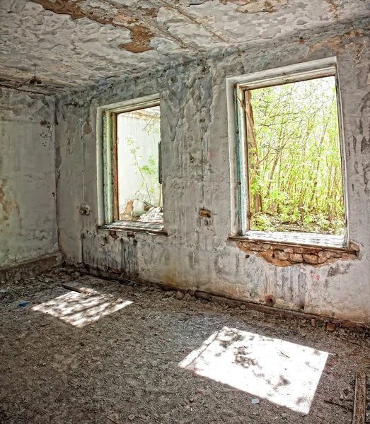 Destroyed an abandoned house in hdr — Stock Photo, Image