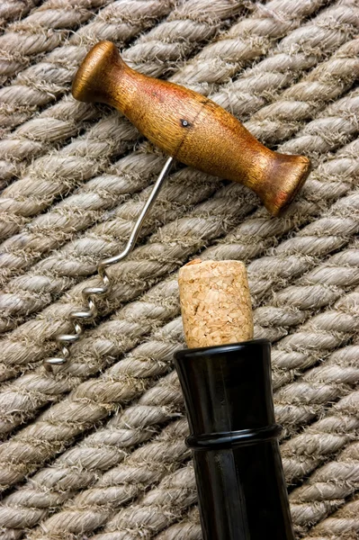 Corkscrew med en kork och en flaska — Stockfoto