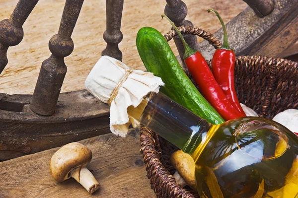 Botella de aceite de girasol y verduras —  Fotos de Stock