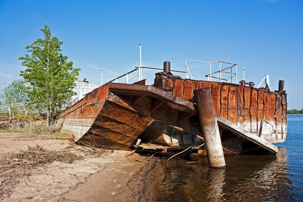 Fragments of destroyed remains of the old ship — Stock Photo, Image