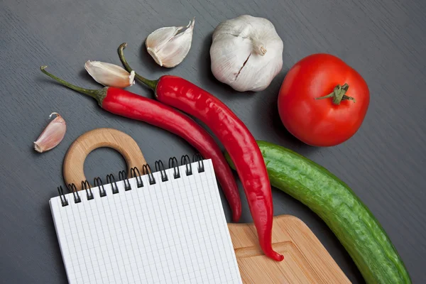 Verduras y utensilios de cocina —  Fotos de Stock