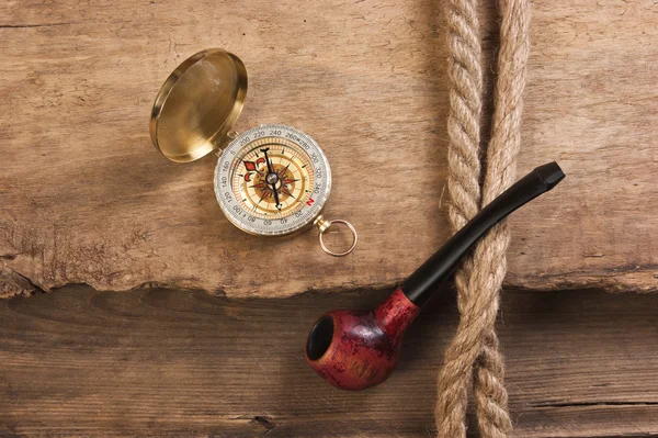 Kompas en een pijp met een touw — Stockfoto