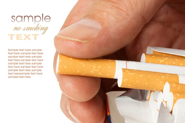 Sacando un cigarrillo del paquete — Foto de Stock