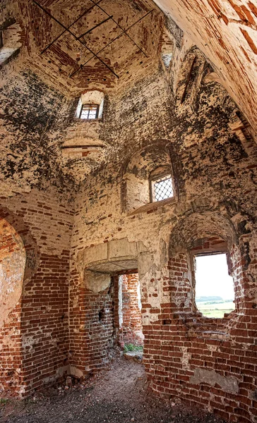 Ruinierte alte Kirche — Stockfoto