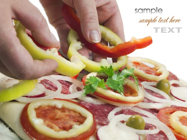 Proces van het maken van pizza met ham en tomaten — Stockfoto