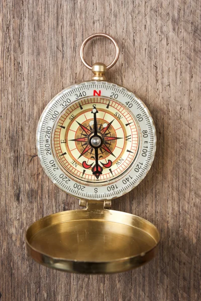 Kompass auf dem Hintergrund der Holzplanken — Stockfoto