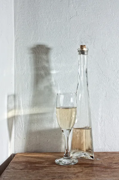 Fles en een glas droge wijn — Stockfoto