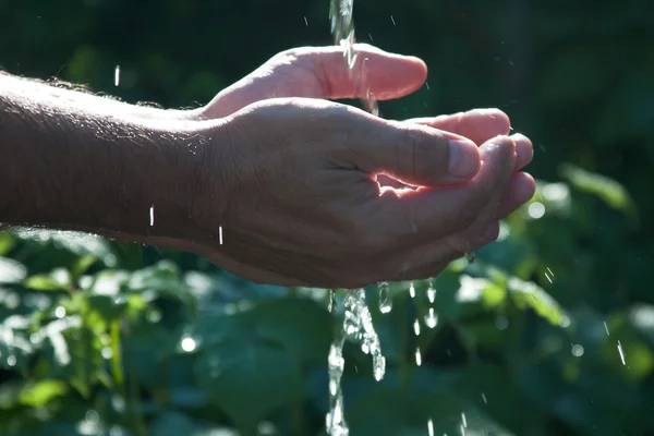 Lavarse las manos en el verano de agua limpia —  Fotos de Stock