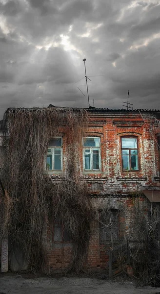 Starym zdezelowanym Murowany dom — Zdjęcie stockowe
