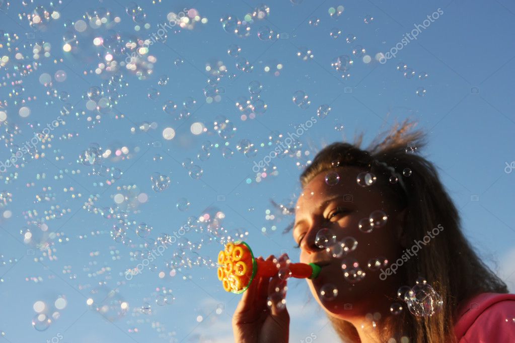 girl blow bubbles— 图库照片 08ОлегЖуков 