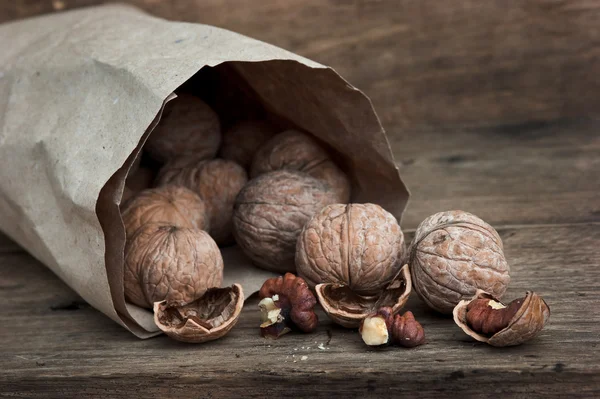 Ořechy v papírových sáčků — Stock fotografie